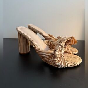 ✨ Textured Champagne Bow Heels ✨